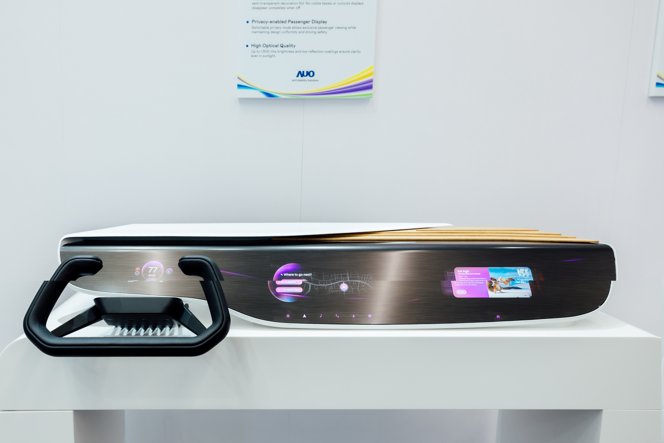 Horizon Intelligent Dash將儀表板、中控資訊顯示器及乘客資訊顯示器整合為一個無縫介面，營造端到端的一體化大尺寸顯示效果，並透過友達智慧移動所開發的網域控制器啟用AI驅動，支援訊號即時診斷與智慧空調控制。