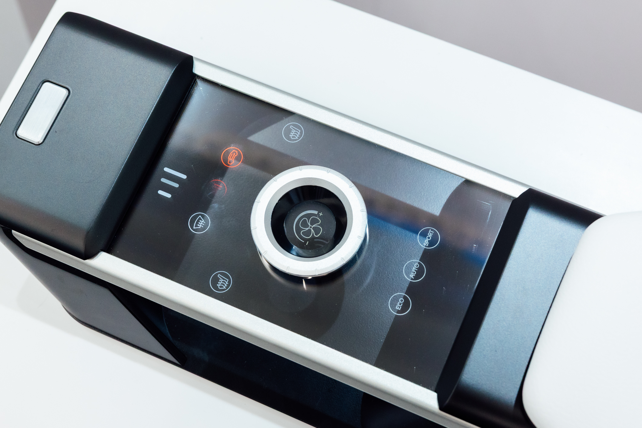 以極簡設計打造的CrystalSense Console，為中央扶手區帶來創新突破，將功能隱藏於簡約的外觀中，並採用懸浮式旋鈕搭配玻璃面板與主動觸覺回饋，僅在操作時才顯現功能選單，提供直覺且可自訂的互動體驗。